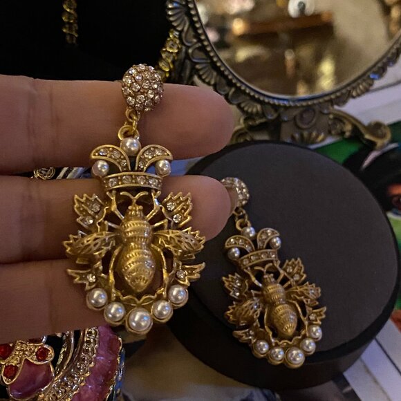 ✨ EXQUISITE STATEMENT! Antique Gold Tone Bee Earrings - Picture 4 of 5